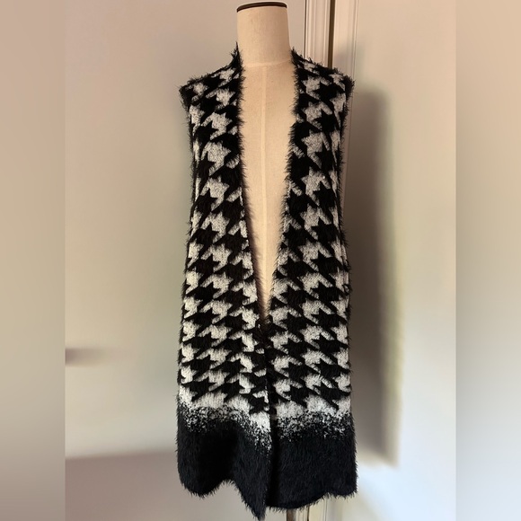 Sweaters - 3x soft black and white vest. Nice long length.